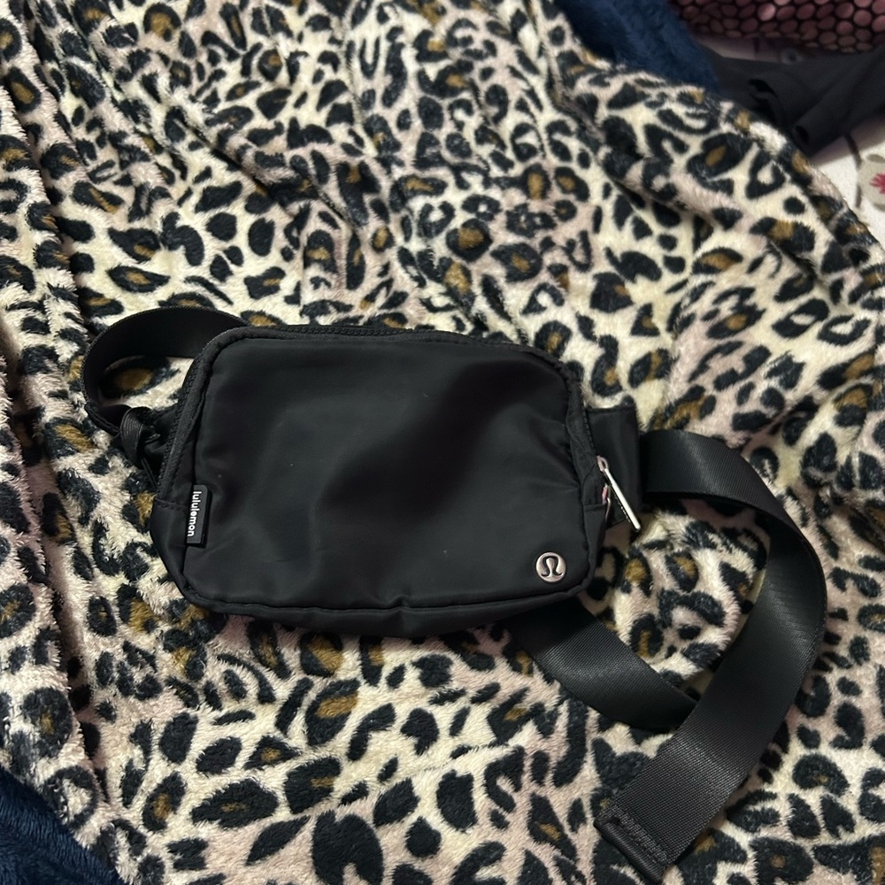 COPY - lululemon black belt bag L